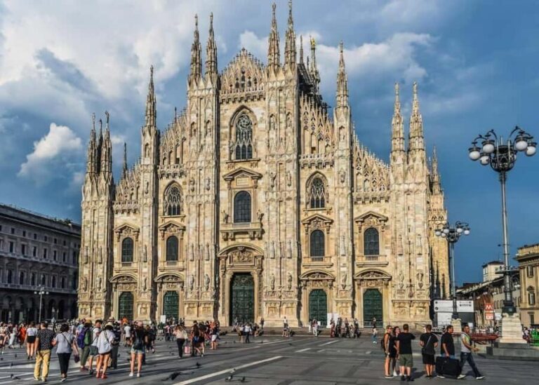 Milan: Guided Duomo Guided Tour and Rooftop Access - Inside the Duomo: What You Can Expect