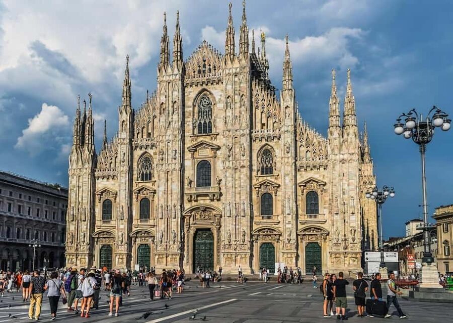 Milan: Guided Duomo Guided Tour and Rooftop Access - Inside the Duomo: What You Can Expect