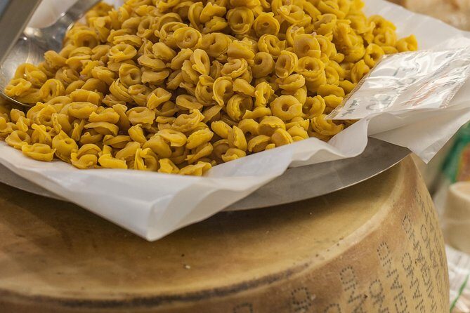 Modena city tour Walking tour in the old town - The Price and Value