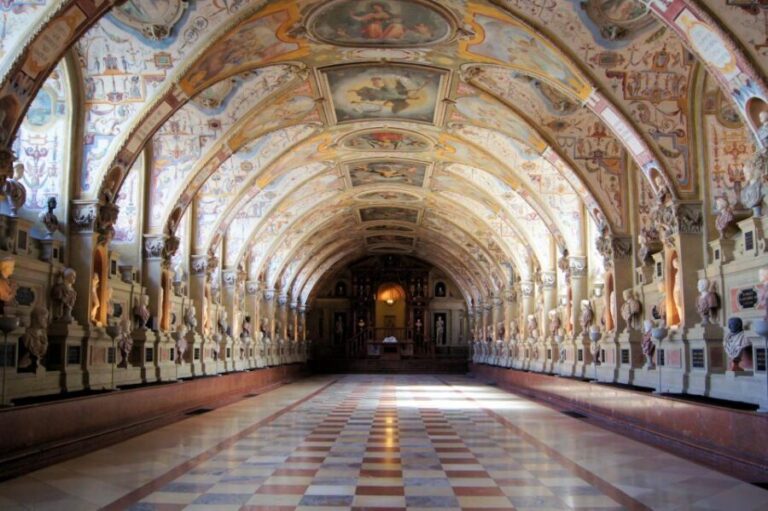 Munich: Residenz Palace, Museum and Treasury Private Tour - The Highlights in Detail