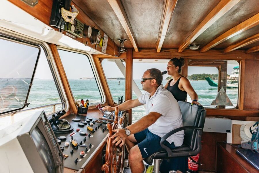 Murano & Burano: Boat Tour with Guide & Glass Factory Visit - Murano: The Art of Glassmaking