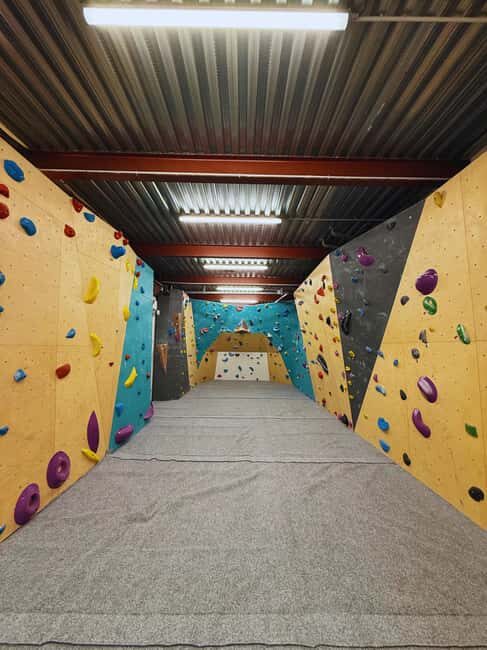 Narbonne: Leisure complex, Climbing wall - What to Expect from Your Climbing Experience
