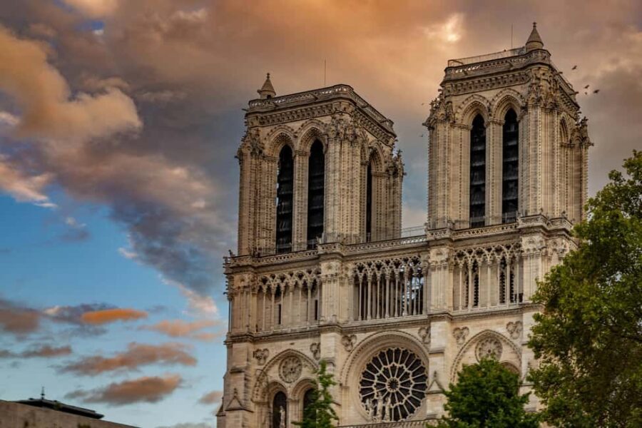 Notre-Dame Cathedral with reserved access and exterior Tour - Real Traveler Experiences