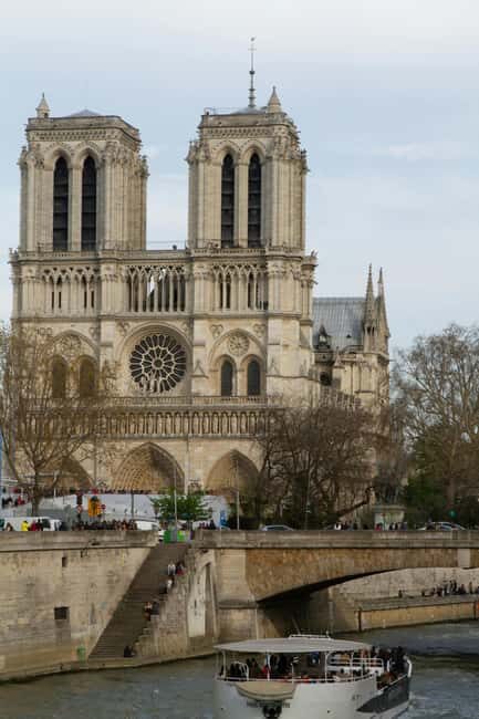 Notre-Dame to Louvre: Île de la Cité, Pont Neuf & Heist Walk - What to Expect from This Tour