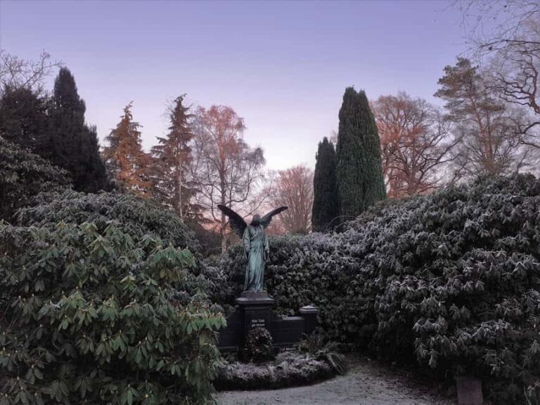 Ohlsdorf Cemetery: 1.5-hour individual guided tour - Who Should Consider This Tour?