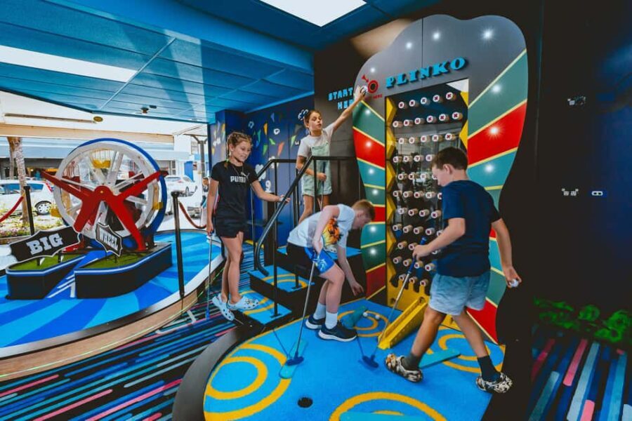 Oldenburg: Puttbrothers Adventure Mini Golf - The Courses and Gameplay