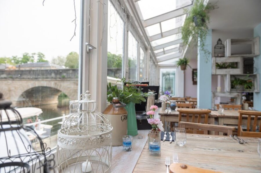 Oxford: Luxury Afternoon Tea with River Views - What to Expect: A Step into British Tradition