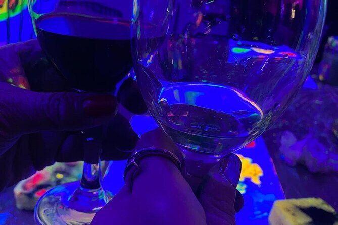 Paint a neon fluorescent picture while drinking unlimited wine - The Experience from the Perspective of Participants