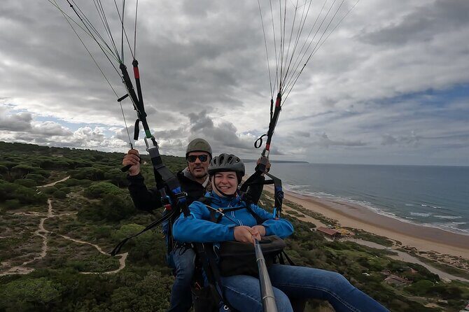 Paragliding experience near Lisbon with transfers from Lisbon - The Scenic Spots: Arrábida, Sesimbra, or Praia das Bicas