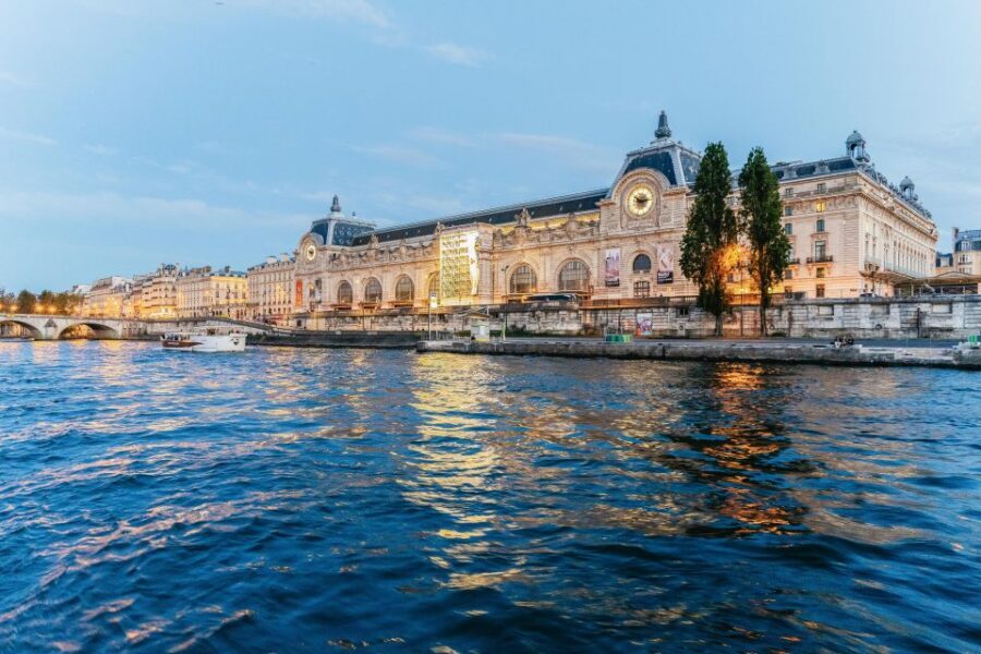 Paris: 3-Course-Dinner Cruise on the Seine with live music - The Experience in Action