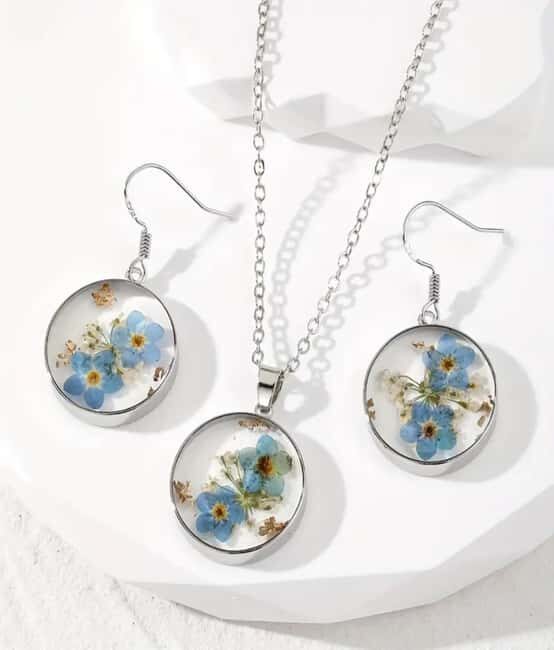 Paris: Duo Resin Jewelry Workshop (Necklace & Earrings) - What You Can Expect from the Experience