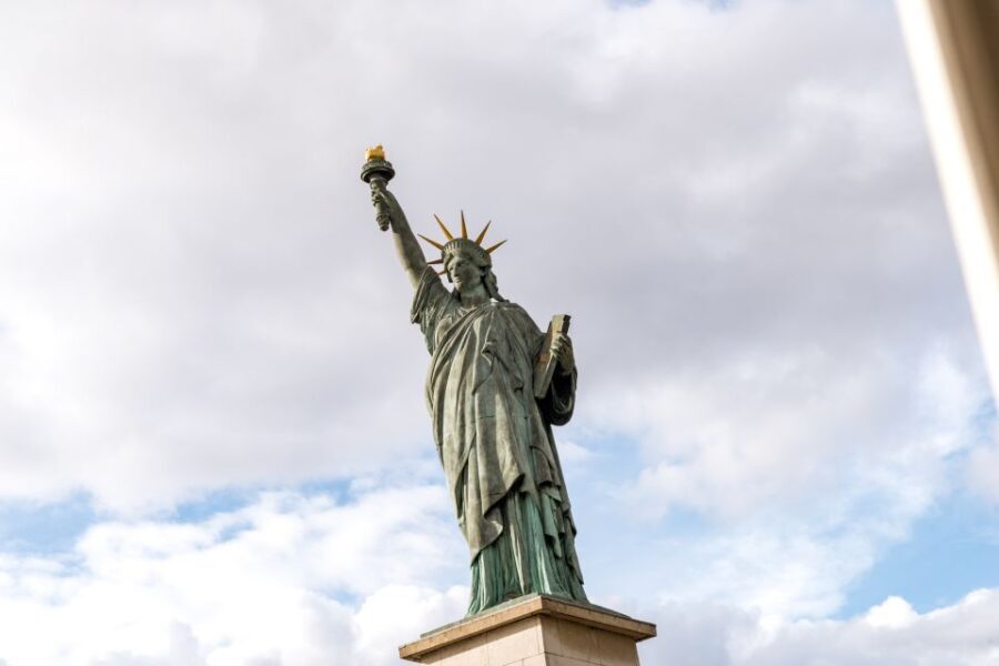 Paris: Early Evening Dinner Cruise on the River Seine - Who will enjoy this experience most?