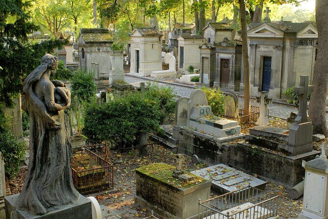 Paris: Haunted Père Lachaise Cemetery Guided Tour - The Experience in Detail
