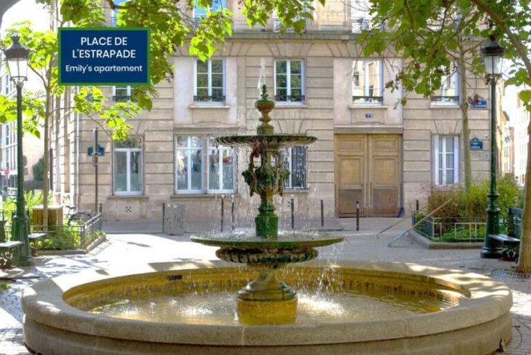 Paris: Hop-on with Emily walking tour and bus tour - A Closer Look at the Walking Tour