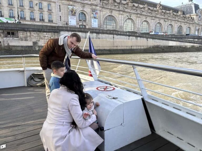 Paris: Investigation Cruise, a fun treasure hunt (in French) - How It Works