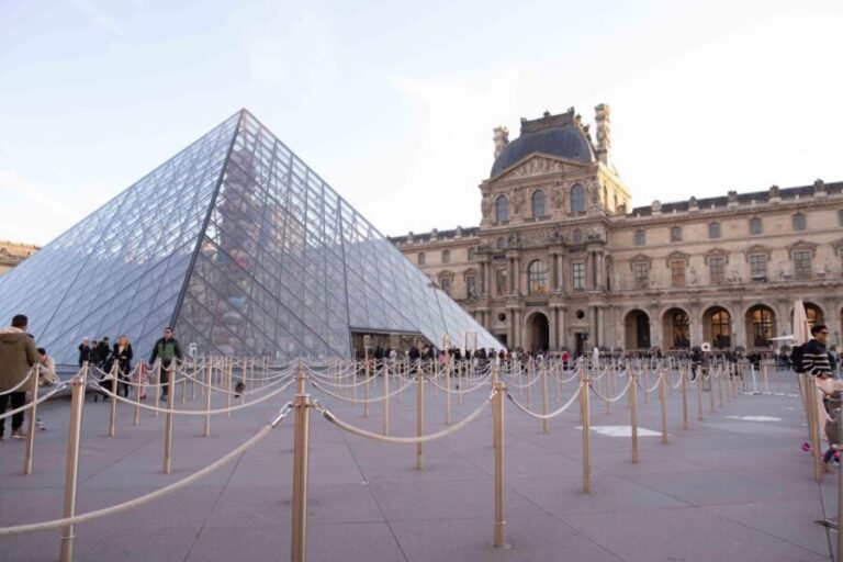 Paris: Louvre Museum Mona Lisa First Viewing Semi-Private - The Art of the Guide: Knowledgeable and Engaging