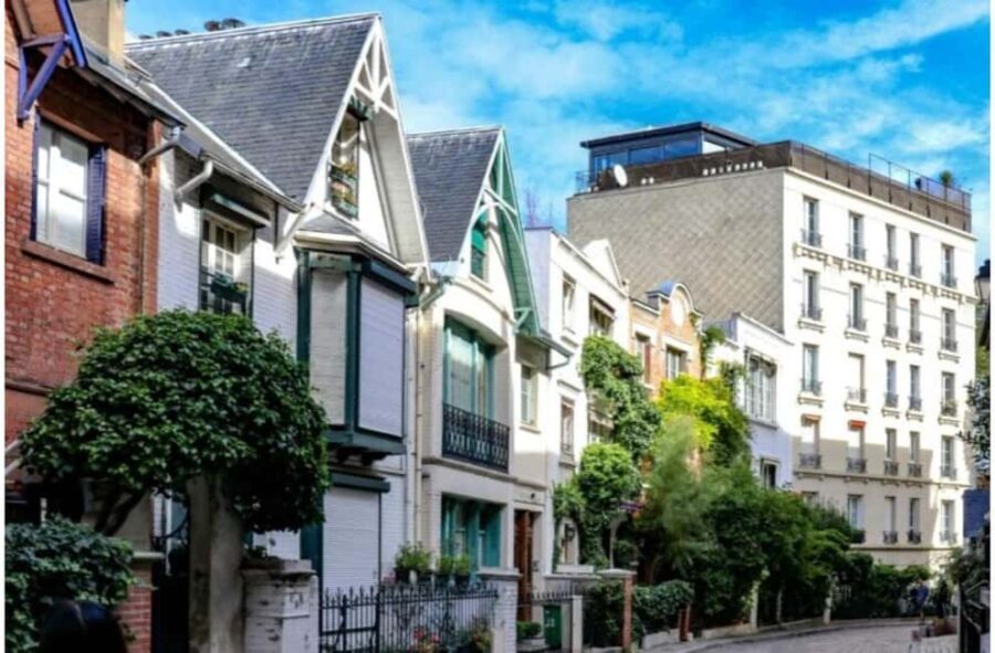 Paris: Montmartre Tour with Moulin Rouge and Sacré-Cur - What About the Experience?
