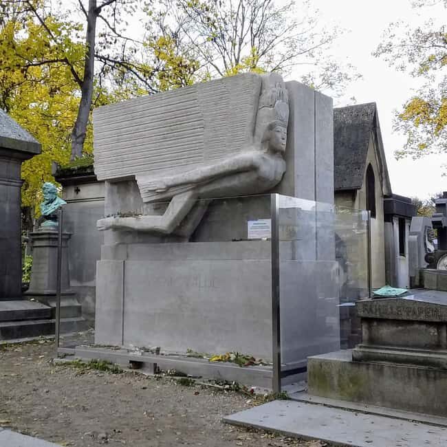 Paris: Père Lachaise Cemetery Visit with Seine River Cruise - The Experience of Self-Guided Exploration