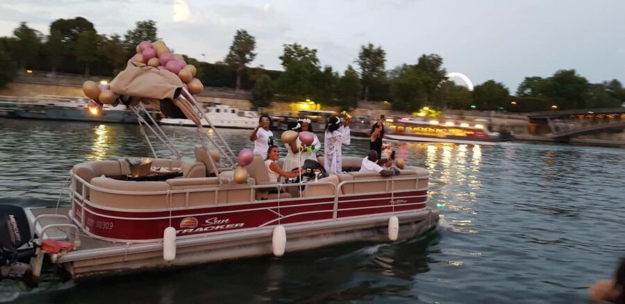 Paris: Private pontoon boat cruise on the Seine - What Makes This Tour Stand Out?