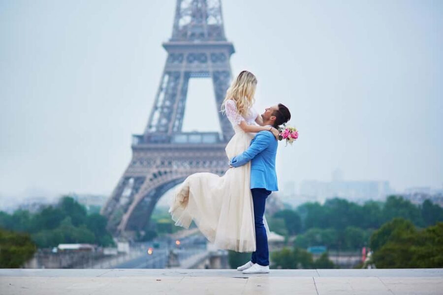 Paris: Romantic Couple Photoshoot (with flower bouquet!) - The Photo Experience and Its Benefits