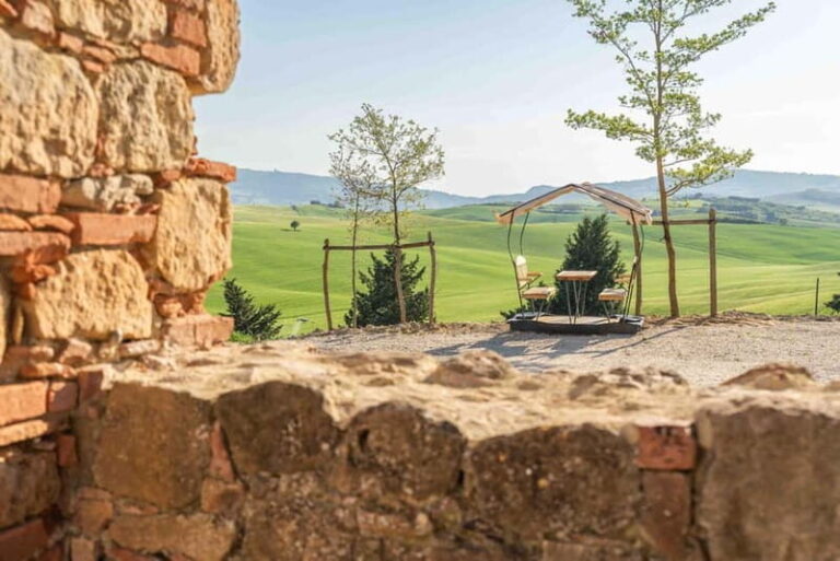 Pienza: guided tasting of Orcia DOC wine and organic EVO oil - The Itinerary: A Short but Sweet Journey