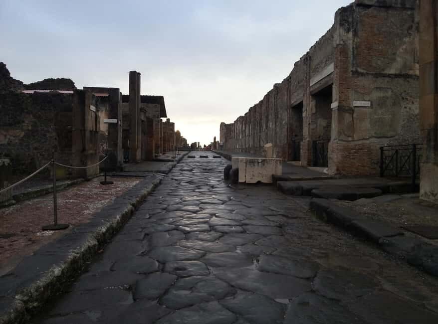 Pompeii: Semi-private tour with an Archeologist Guide - Detailed Breakdown of the Tour