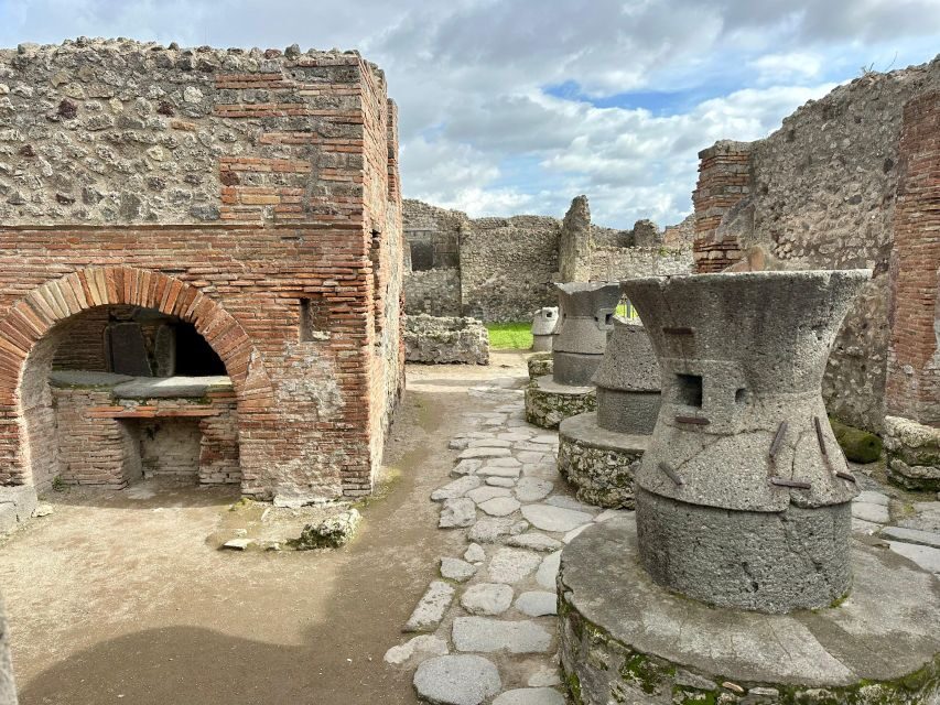Pompeii: skip the line ticket + guided group tour - The Value of a Guided Tour in Pompeii