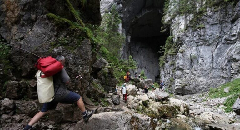 Ponor Fortress:1 day tour visit the greatest Romanian cave - The Experience: What Youll Love and What to Keep in Mind
