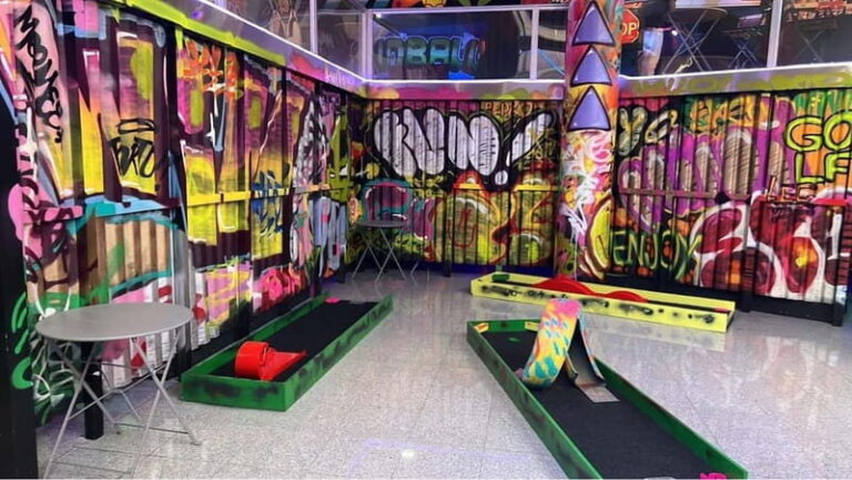 Porto: 18-Hole Indoor Mini Golf Ticket with UV Light Courses - What to Expect During Your Visit