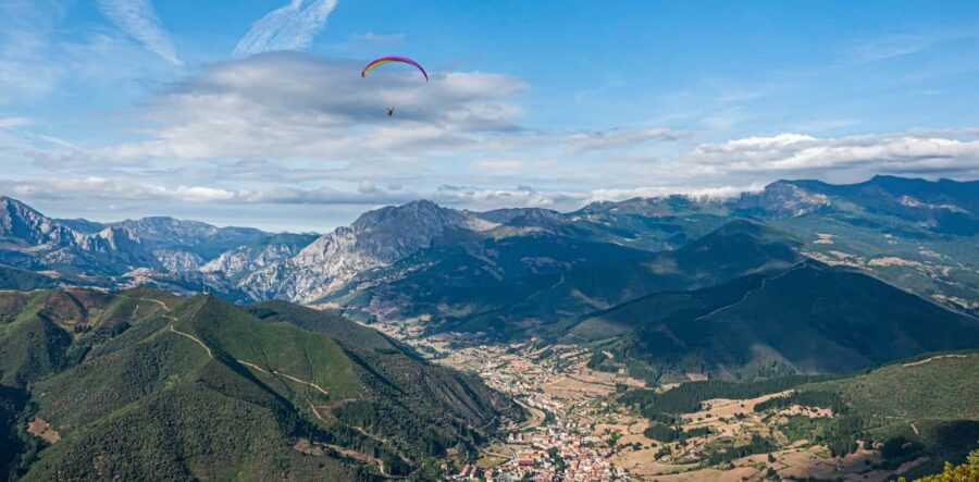 Potes: Paragliding in the Picos de Europa with professional pilots - Who Will Love This Tour?