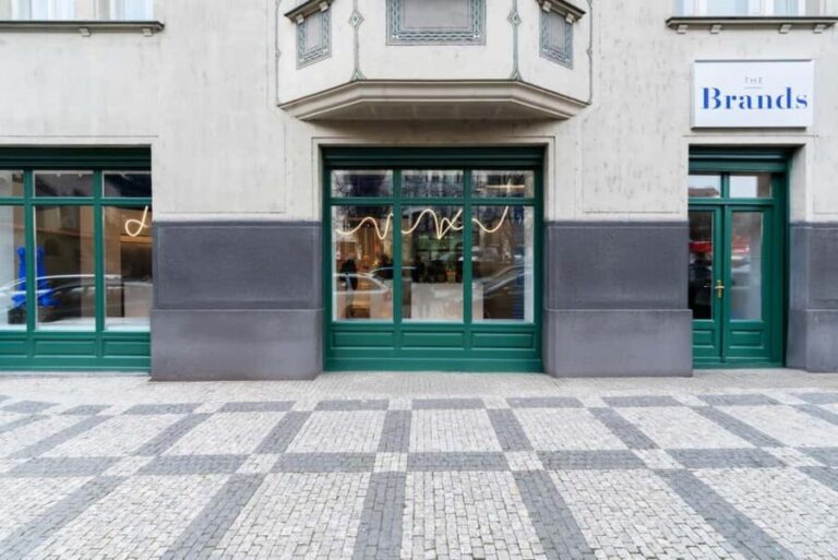 Prague: Luxury Shopping Experience with Champagne - Key Points