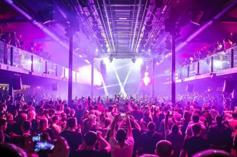 Prague: New Year's Eve 2026 Crawl w/90 min open bar + SaSaZu - What’s the Experience Like?