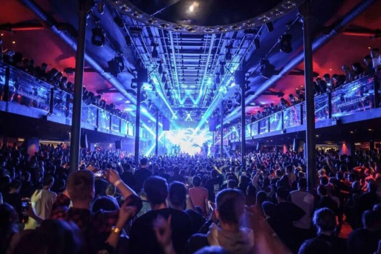 Prague: New Year's VIP Boat Party + Afterparty - Setting the Scene: What to Expect from the Tour