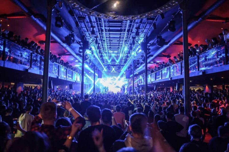 Prague: New Year's VIP Boat Party + Afterparty - Setting the Scene: What to Expect from the Tour