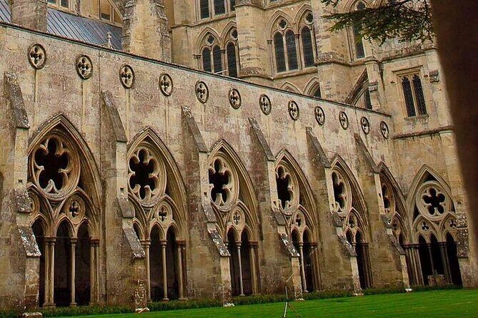 Private Archaeologist Guided Tour Stonehenge, Salisbury & Avebury - Analyzing the Value