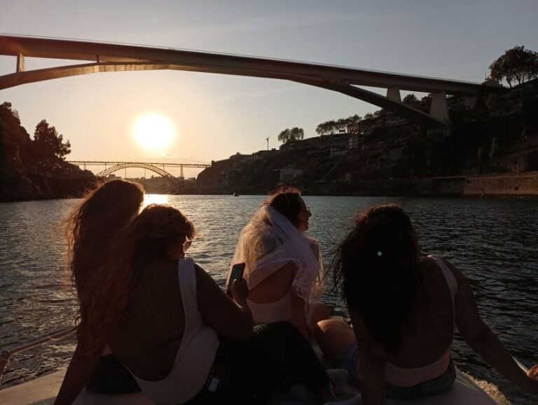 Private Boat Tour to Pte D. Luís 1h, up to 6px Sunset option - Who Is This Tour Perfect For?