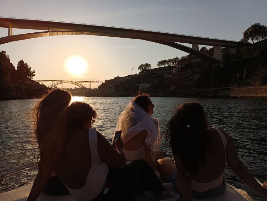 Private Boat Tour to Pte D. Luís 1h, up to 6px Sunset option - Who Is This Tour Perfect For?