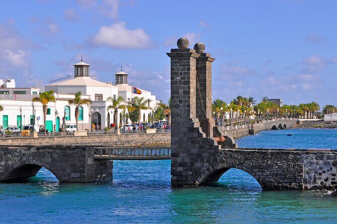 Private Luxury Tour: Best of Lanzarote Island w/ Hotel or Cruise Port pick-up - The Experience of Traveling with a Guide