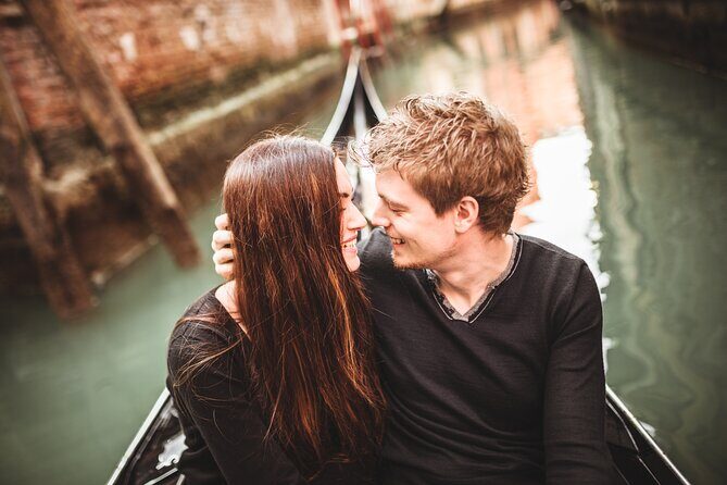 Private Photoshoot on Personal Gondola in Venice - The Photography and Delivery