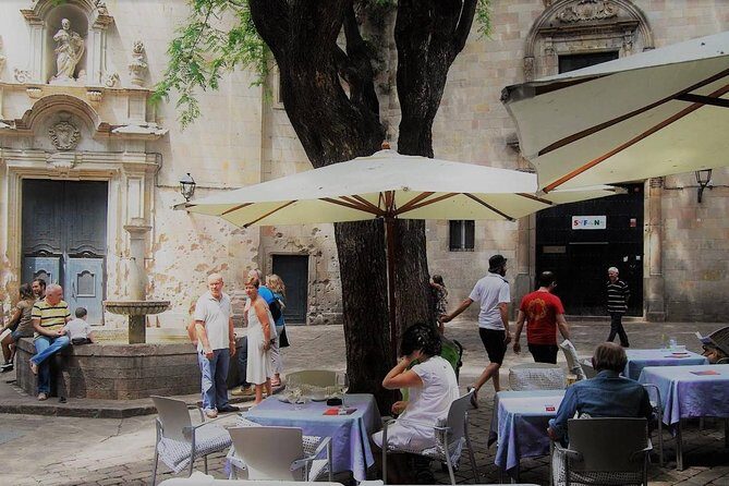 Private Tapas Walking Tour in Barcelona Old Town and Flamenco Show - Strolling Through the Gothic Quarter