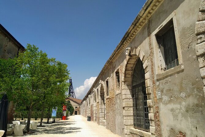 Private tour Biennale 2025: Intelligens, natural, artificial - Why This Tour Works