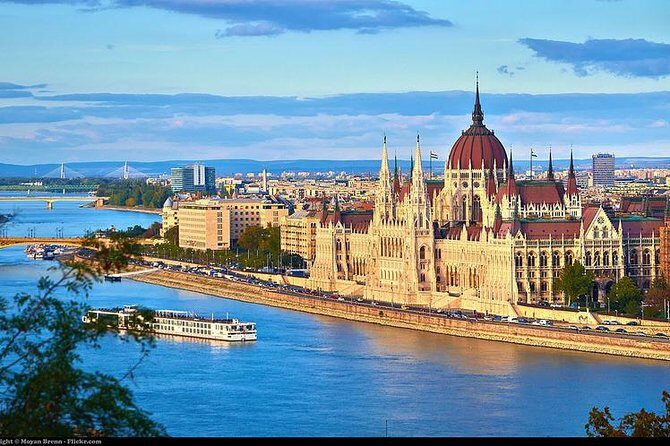 Private tour of Budapest with transfer from Vienna, Local Guide - Who Is This Tour Best Suited For?