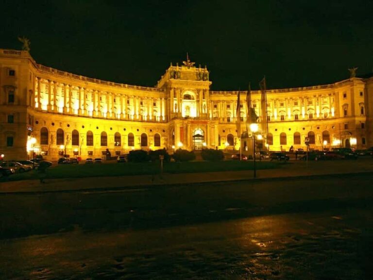 Private Vienna Night Tour  Palaces & City Lights - The Experience from the Guest Perspective