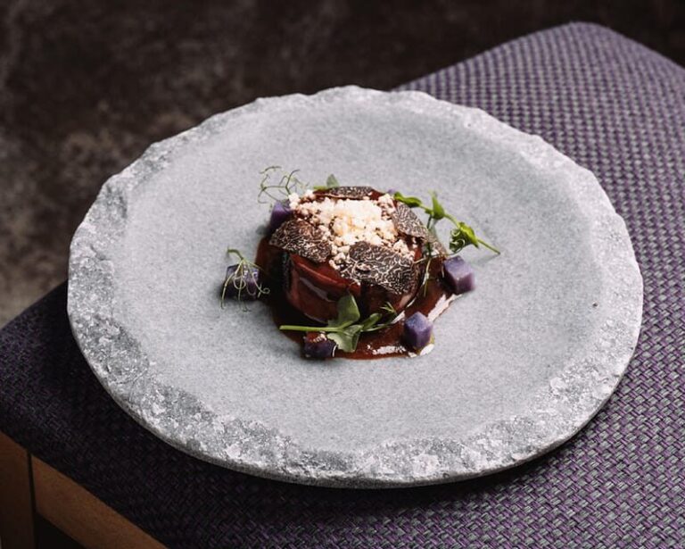 RESTAURANT IN THE CENTER OF JEREZ WITH THE BEST GASTRONOMY AND WINES - A Deep Dive into the Menu and Setting