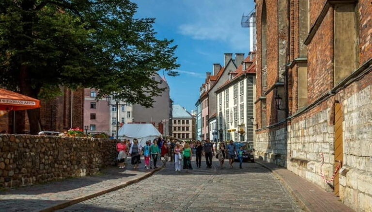 Riga: Guided Old Town Walking Tour - Exploring Riga’s Old Town: What to Expect