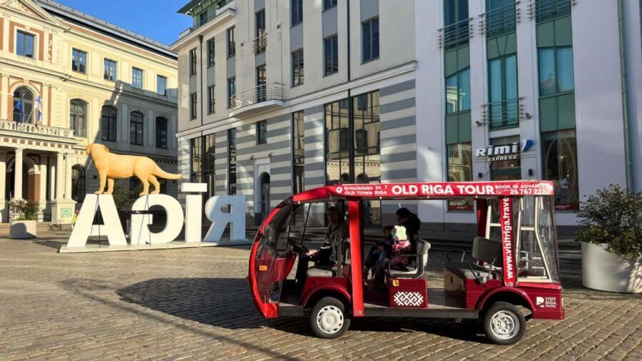 Riga: Old Town E-Bus Tour with Audio Guide & Welcome Drink - What About the Amenities?