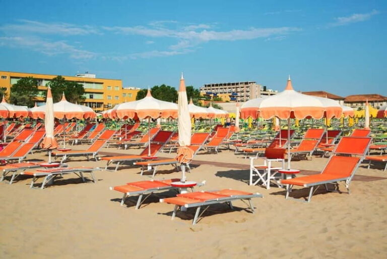 Rimini: Beach Umbrella and Sun Bed at 67 Beach with Drink - Practical Details and Tips
