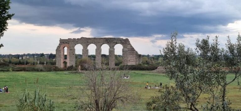 Rome: Mini hike to the ancient Parco degli Acquedotti - Discovering Porta Furba and the Arco di Sisto V