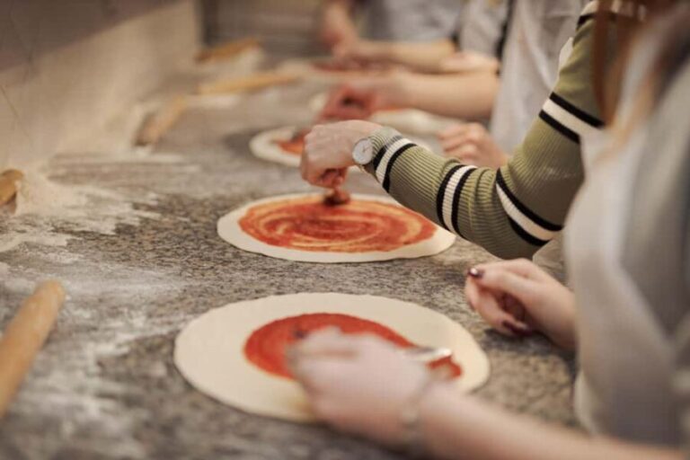 Rome: Pizza Cooking Class in Piazza Navona with Drinks - The Classroom Experience