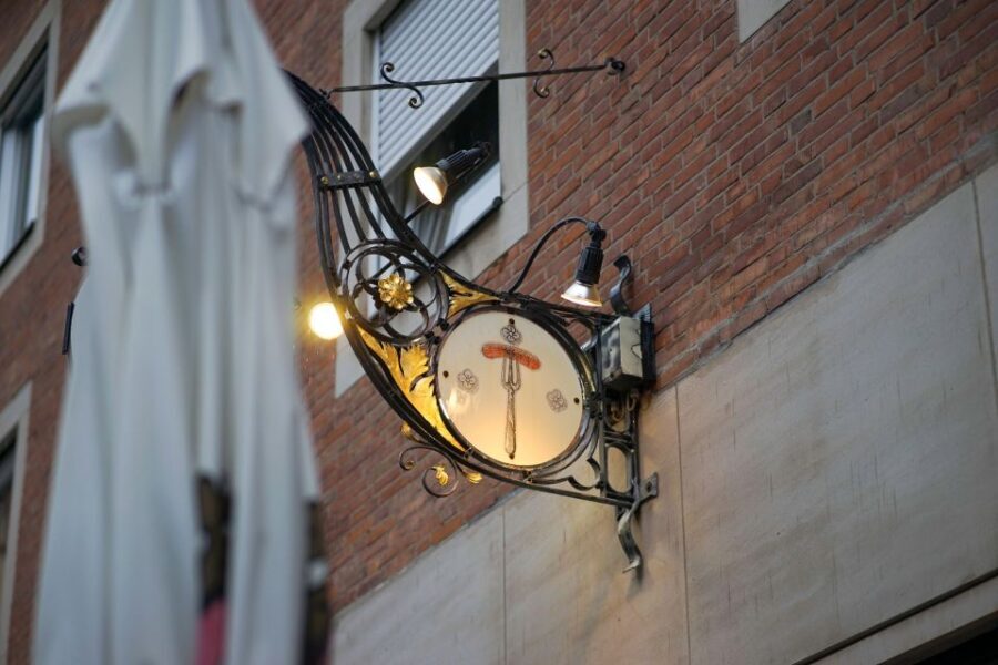 "Rotes Bier" and "Blaue Zipfel". A historical-culinary walk - What Makes the Tasting Special?